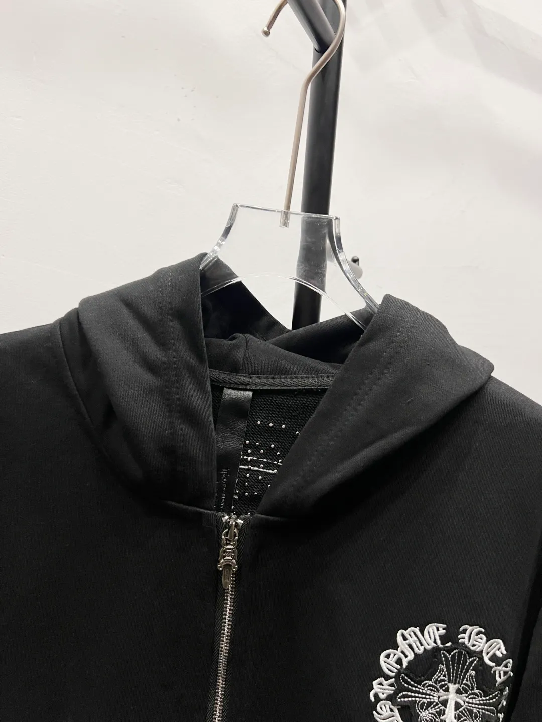 P320 Luxury 𝐂𝐡𝐫𝐨𝐦𝐞 𝐇𝐞𝐚𝐫𝐭𝐬/Cro Xin 2025 Pearl Cross Fully Embroidered New Original Counter High Street Style Jacket Top Version! Customized 420g heavyweight pure cotton fabric! High street style pearl cross all over embroidery + complex pattern embroidery on the sleeves + all embroidery is covered with rubber! Top products from the counter. The upper body is comfortable and textured. It has a low-key luxury feel. The outfit shows high-end taste. The large-cut tailoring is neat and elegant. The sophistication of the upper body is directly impressive👍High-end materials. High-quality cotton materials are selected✂️Outstanding quality. Special processing technology makes the body shape crisp and skin-friendly! No matter your figure, your upper body can instantly become a fashion icon, full of luxury. Accessories: Original molded leather collar label, authentic original hangtag + matching sling + 3D hanging beads + original packaging bag. Craftsmanship: The original version has consistent wiring! Detailed alignment process, highest degree of restoration! Multiple pattern making and debugging, 100% replica of the authentic quality! The correct version is the same for men and women. It is eye-catching, looks great and has full aura! Size: S M L Color: White Black
